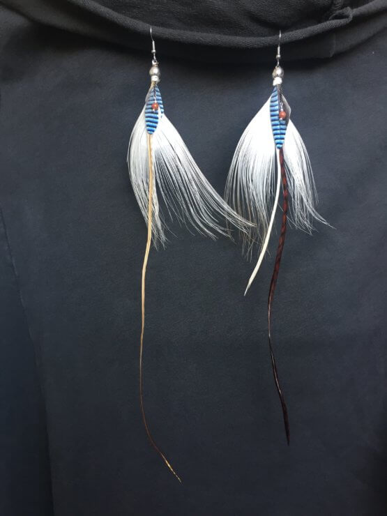 Boucles d'oreille plumes naturelles et perles fines de soleil