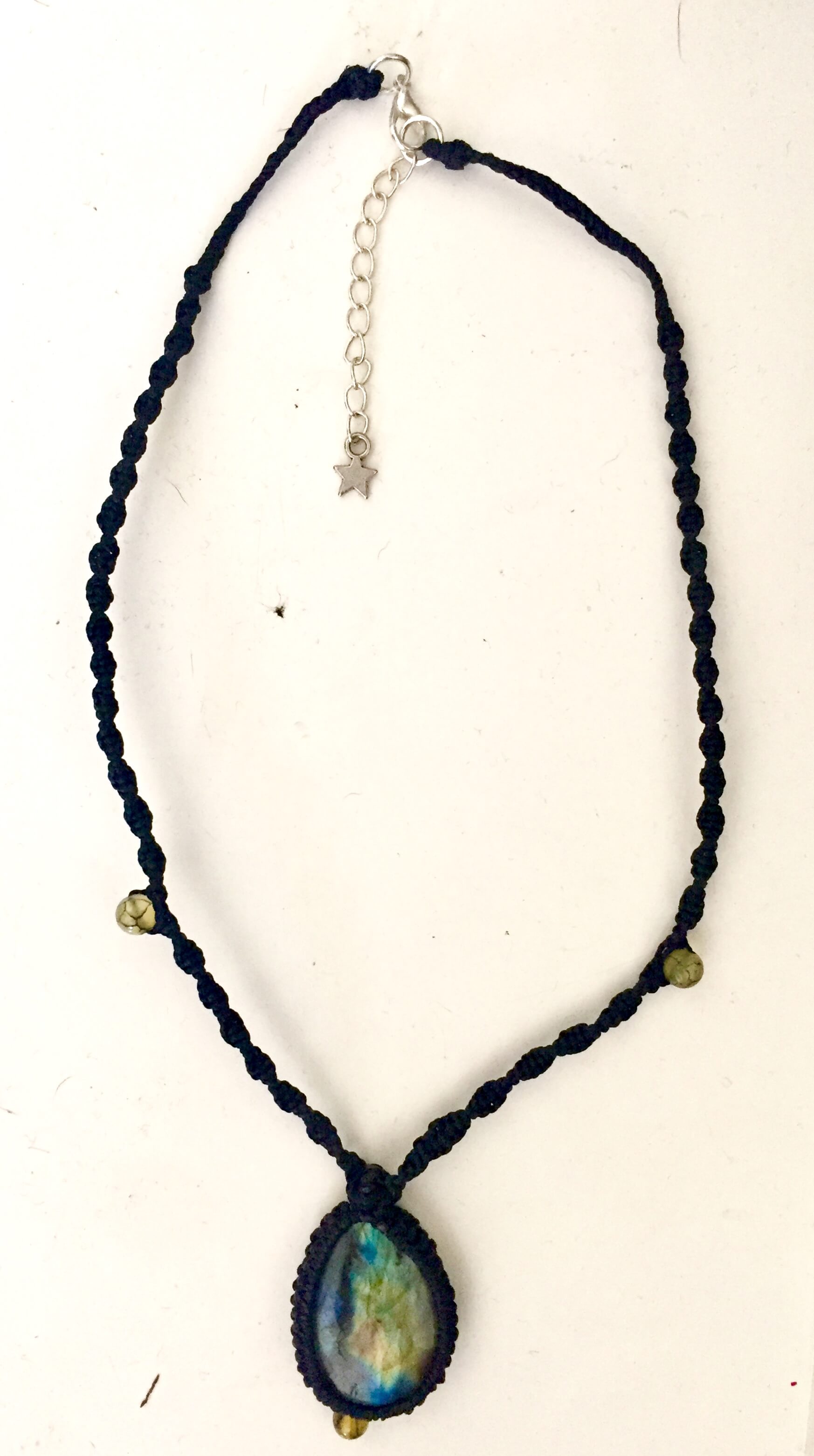 Pendentif macramé et pierre fine labradorite