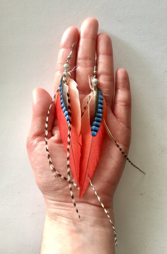 Boucles d'oreille colorées en plumes naturelles – Image 2