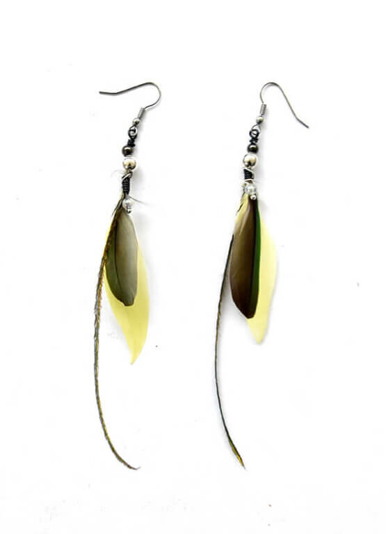 Boucles d'oreille colorées en plumes naturelles