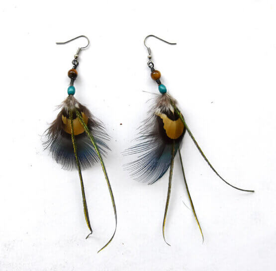 Boucles d'oreille colorées en plumes naturelles et perles oeil de tigre – Image 2