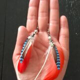 Boucles d'oreille colorées en plumes naturelles – Image 2