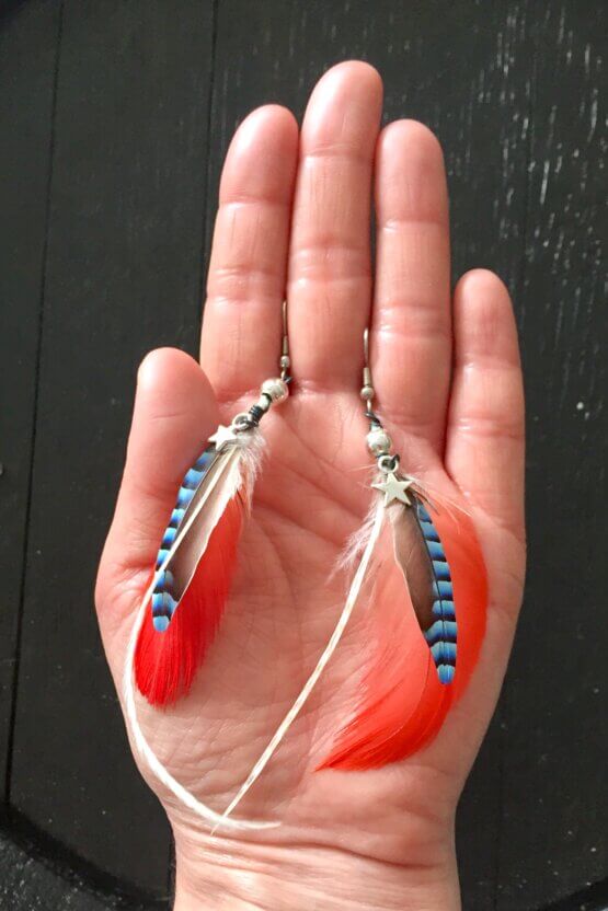 Boucles d'oreille colorées en plumes naturelles – Image 2