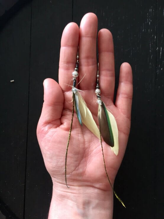 Boucles d'oreille colorées en plumes naturelles – Image 2