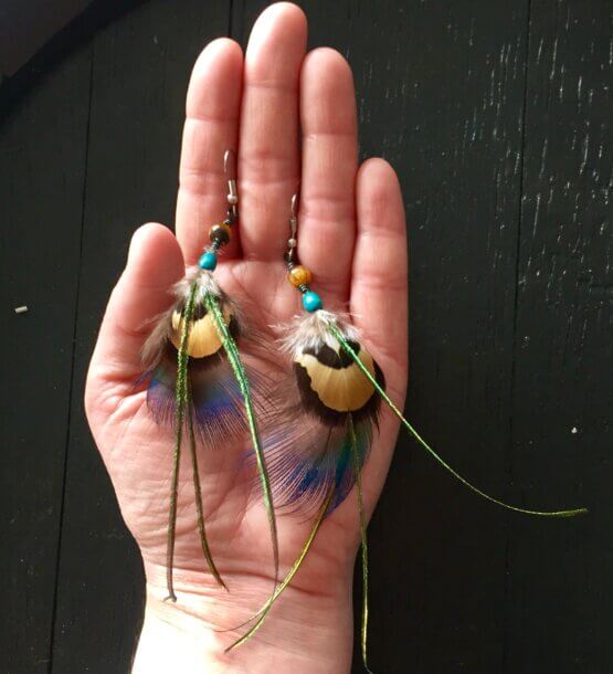 Boucles d'oreille colorées en plumes naturelles et perles oeil de tigre